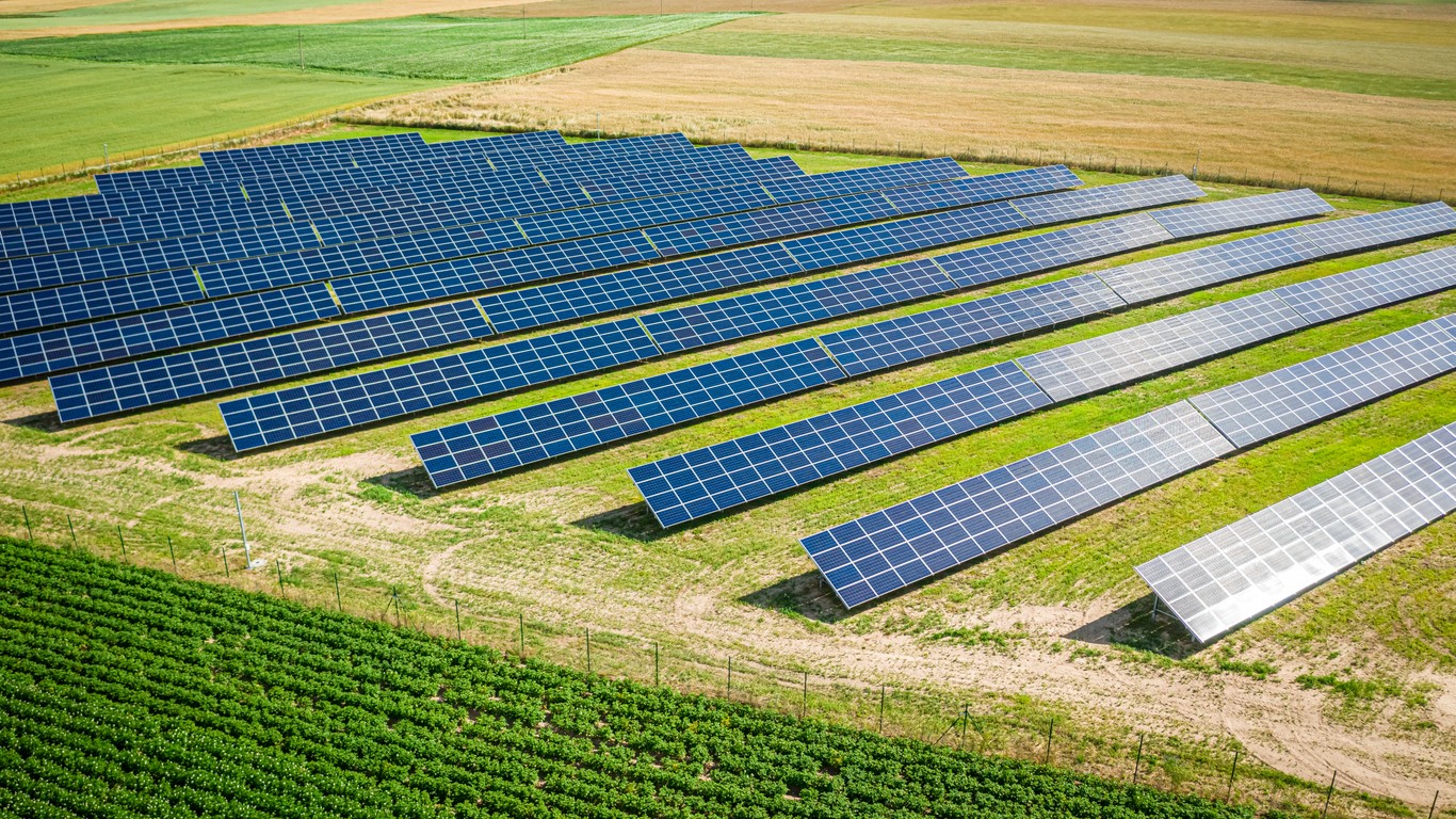Empower Your Community: Discover How Solar Panel Farms Transform Landscapes for Sustainable Energy. - Vimarsana News